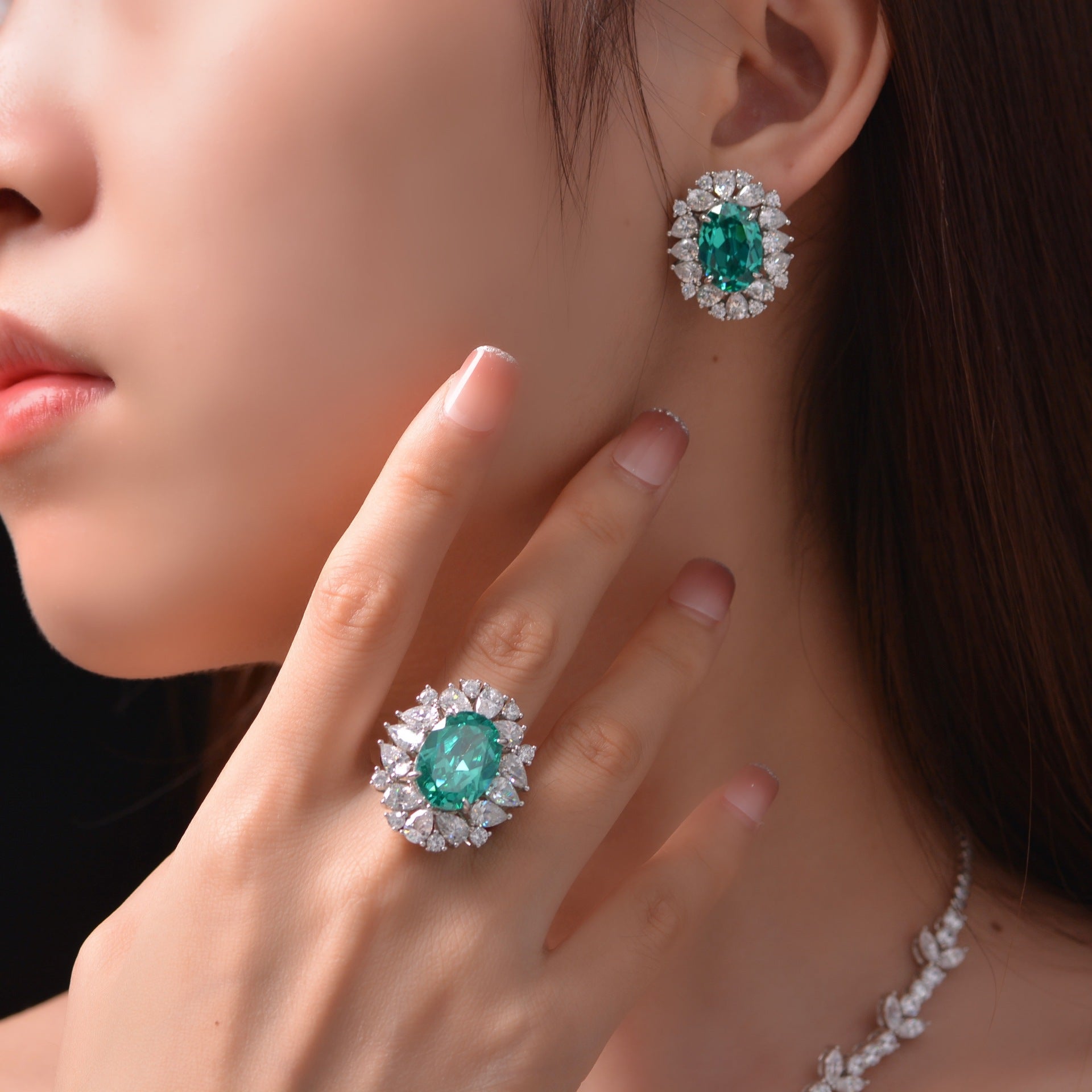 Oval-shaped 7-carat Paraiaba green 10*14 earrings - luxurious and high-end jewelry for women